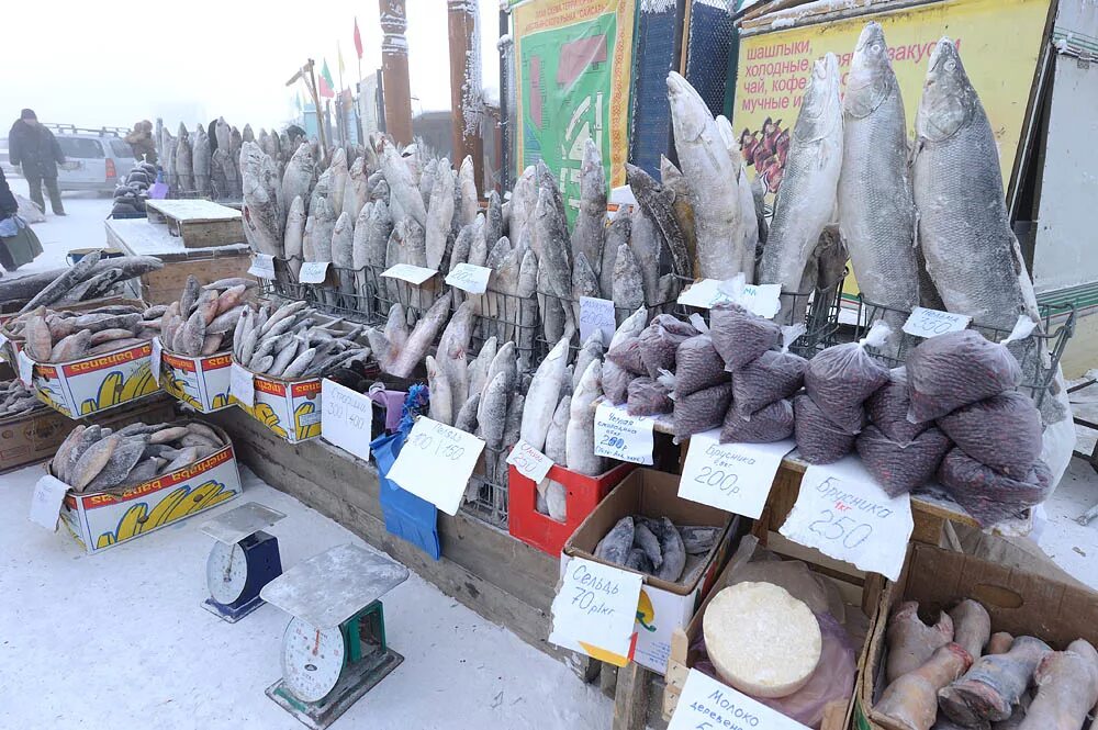 Какую рыбу привезли в мурманск с дальнего. Нельма рыба рынок Якутска. Нельма крестьянский рынок. Рыбный рынок в Сибири. Рыбный рынок в Якутии.