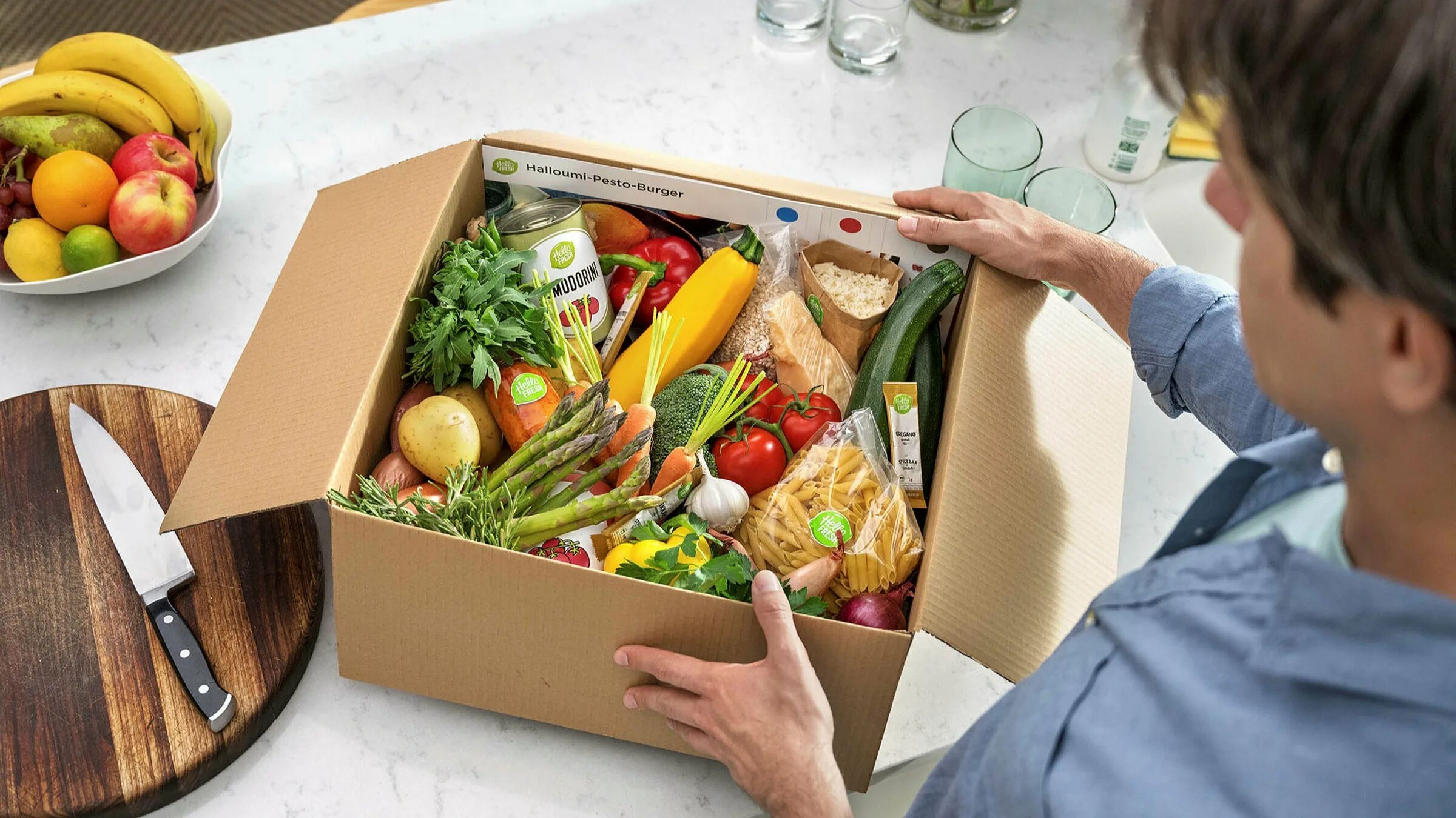 Доставщик продуктов. Корзина с едой. Дизайн ресторана. Корзинка с продуктами. Еда brunch.