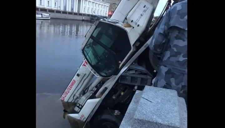 Санкт петербург автобус упал в фонтанку. Автобус упал в фонтанку.
