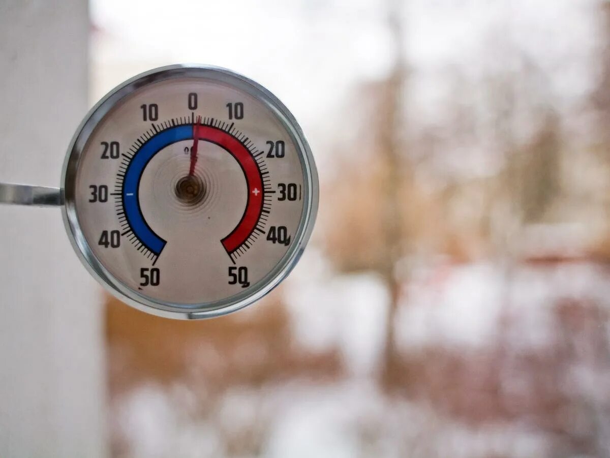 высокая и низкая температура. перепады температуры воздуха. низкая температура. градусник в море.
