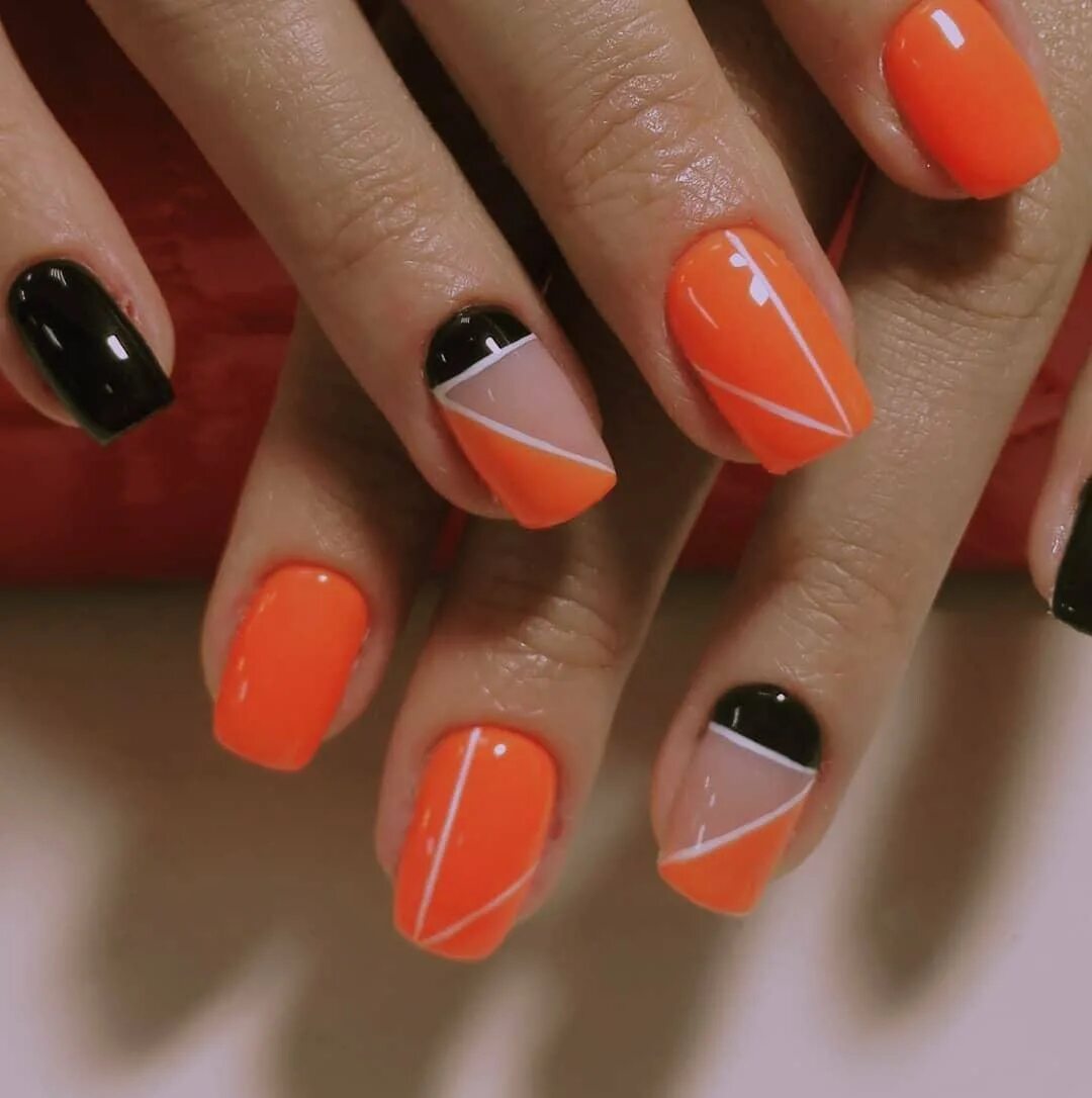Оранжевые ногти. Оранжевый маникюр. Яркие оранжевые ногти. Оранжево черный дизайн. Шеллак оранжевый с черным.