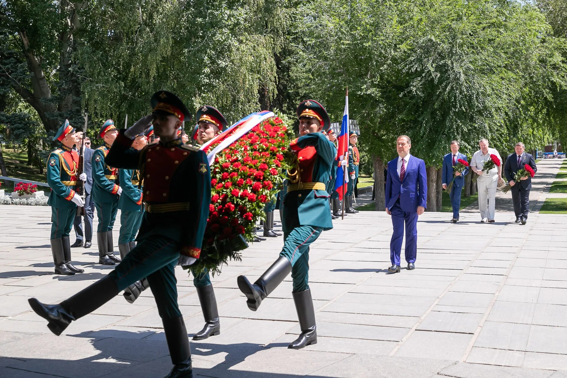 Годовщина сталинградской. 80 Летие Сталинградской битвы Волгоград. 80 Годовщина Сталинградской битвы в Волгограде. Возложение венков РПК Волгоград. Медведев в Волгограде возложение цветов.