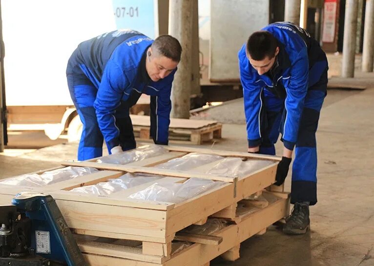 Упаковщик корпусной мебели. Упаковка мебели на производстве. Упаковщики на мебельную фабрику. Упаковщик мебельных деталей. Упаковщик мебели.