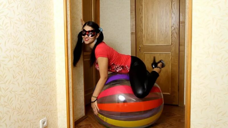 Девушка Looner. Надувной фетиш Beach Ball popping. Beachball sit Pop. Beachball Ride.