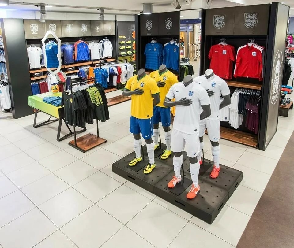 4 формы магазин одежды. Nike корнер шоп. футбольный магазин. магазин футбольной формы. спортивный магазин футбол.