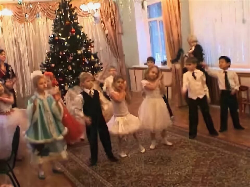 Песня новый год замела. Замела метелица город мой танец новый год. замела метелица город мой танец в детском. новогодняя дискотека замела метелица город мой. песня новый год замела метелица город.