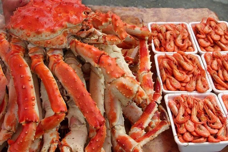 Камчатский краб Сахалин. Сахалин рынок морепродуктов. Сахалинский Королевский краб. Камчатский краб и Омар. Краб петропавловск камчатский