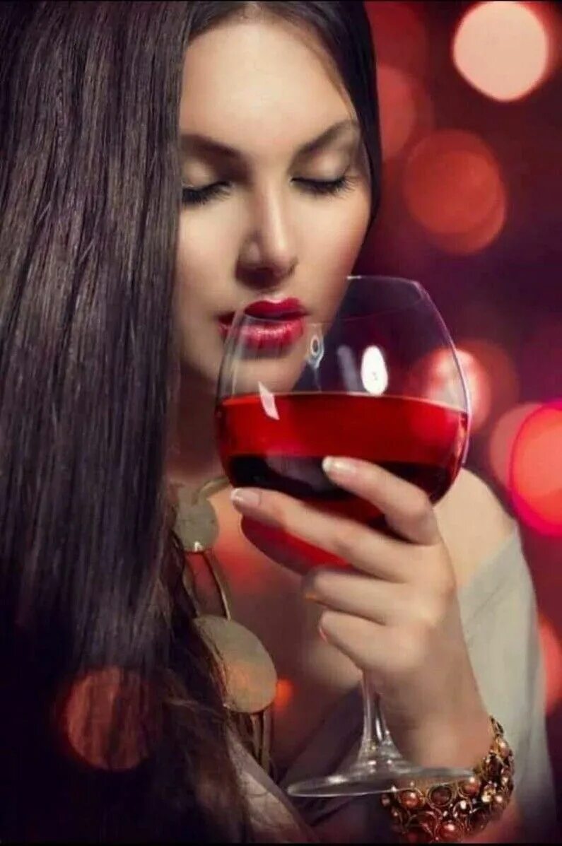 Девушка пьет шампанское. Девушка с боку. Девушка с бокалом вина. Девушка с вином. Шикарная женщина с бокалом.