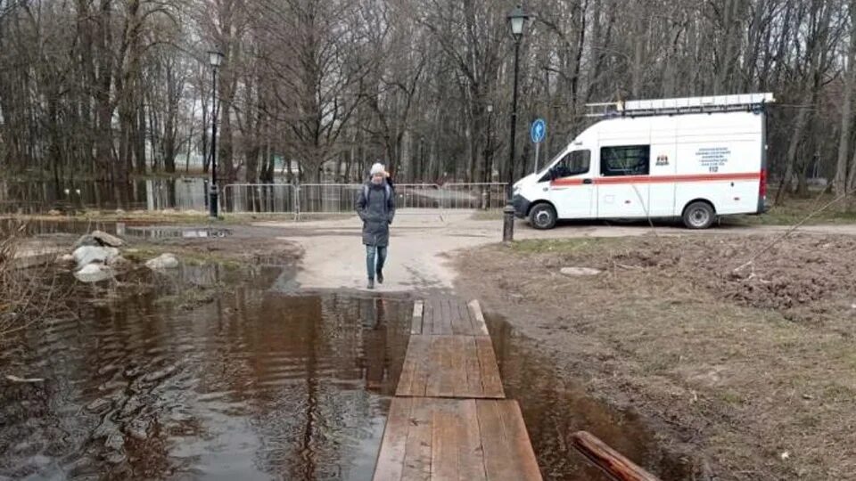 Лесопарк затоплен. Новгородская область подтопление. В новгород уровень волхов. Уровень воды в реке волхов. Половодье реки.