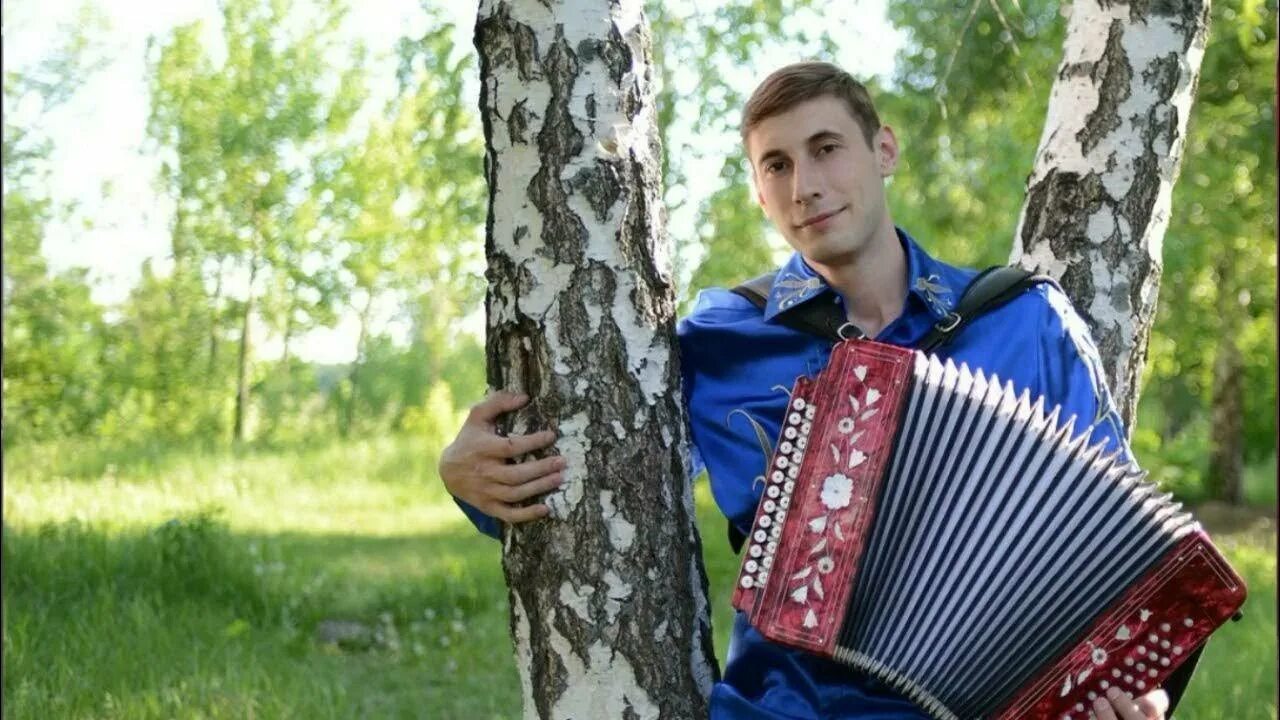Играющий баянист
