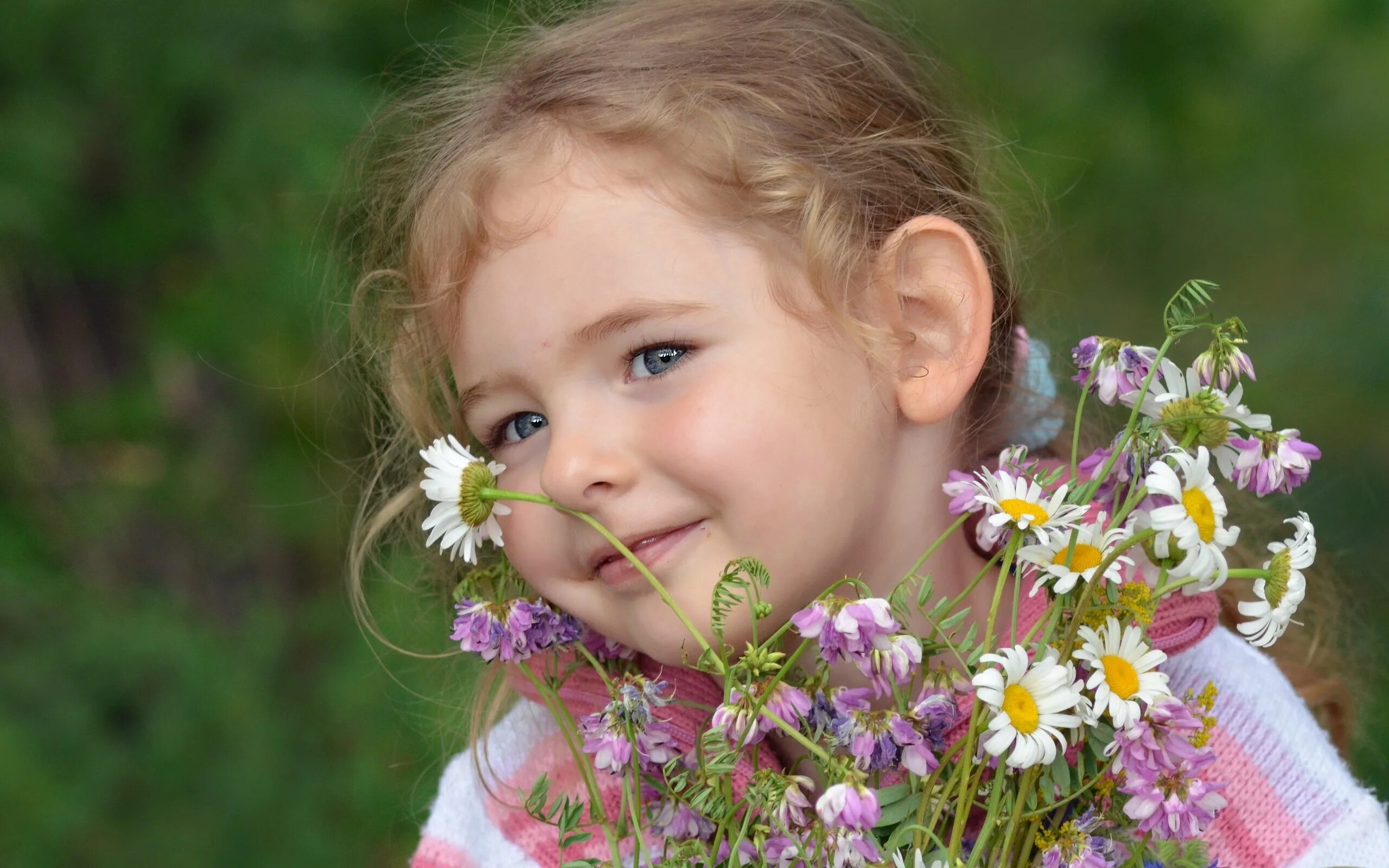 Цвет в жизни ребенка. Девочка с цветами. Цветы для детей. Маленькие девочки с цветами. Дети с цветами.