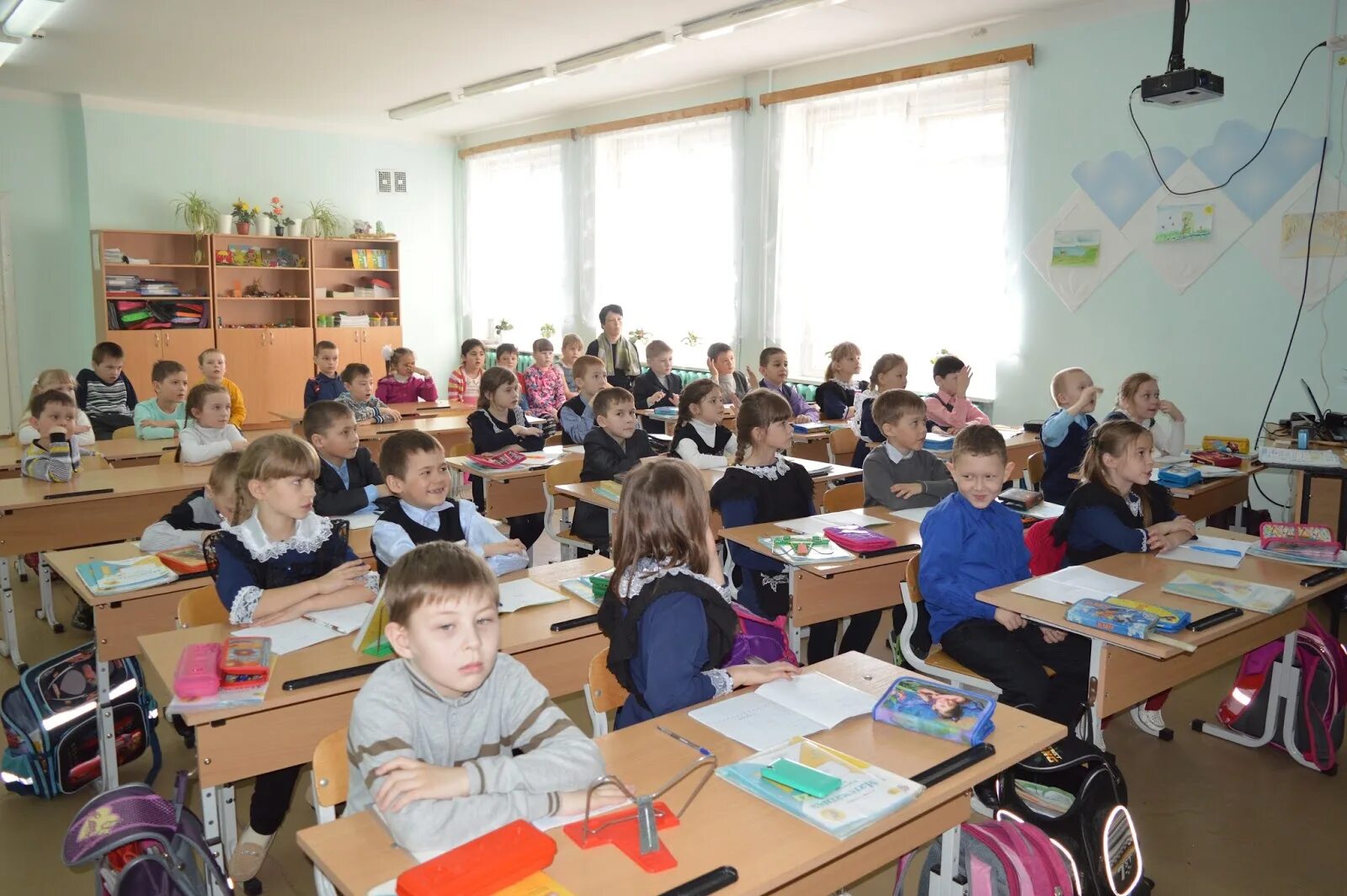 Класс началка. Наша началка. Учителя школы 998. 4б класс школа 1173. Урок в началке.