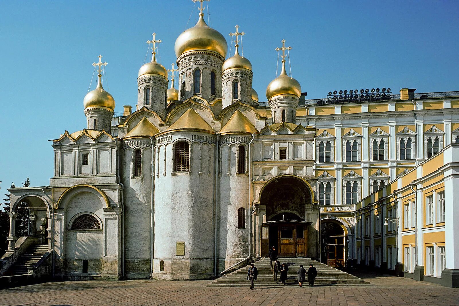 Название соборов московского кремля. Успенский благовещенский архангельский соборы московского кремля. Название соборов московского кремля. Архангельский собор кремля(1399). Москва кремль церковь белая.