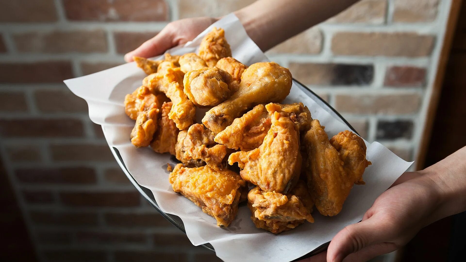 Chicken to go. Чикен. Fried Chicken. Хрустящая курица. Курица в чикене.