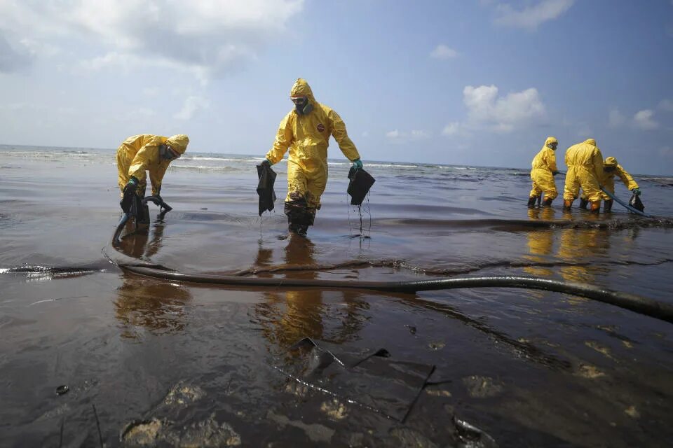 Фотоотчёт о крупнейшей утечке нефти в Китае в 2010 году Neftegaz.RU