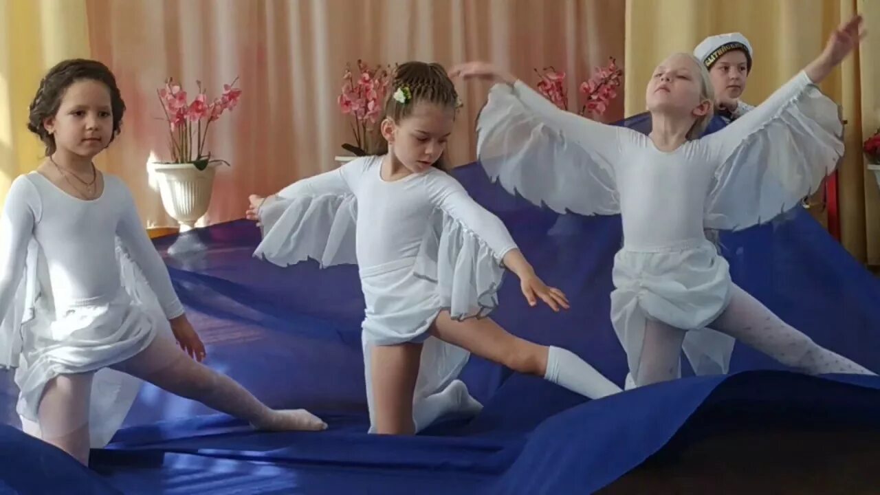 Птицы белые танец в детском саду. Танец маленьких детей в детском саду. Танец лебедей дети. Танец маленьких лебедей детский сад. Танец Лебедушка.