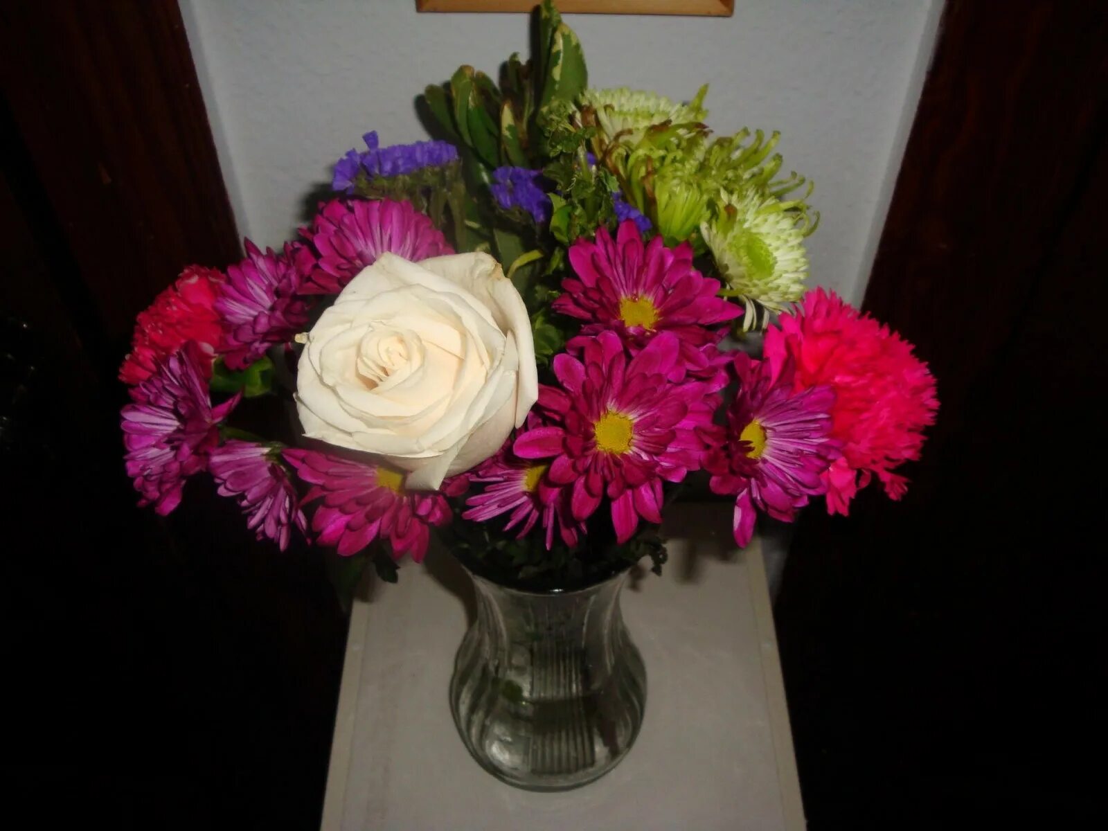 Фото цветов на столе реальные. Букет цветов. Букет цветов на столе. Букет хризантем в вазе. Красивый букет на столе.