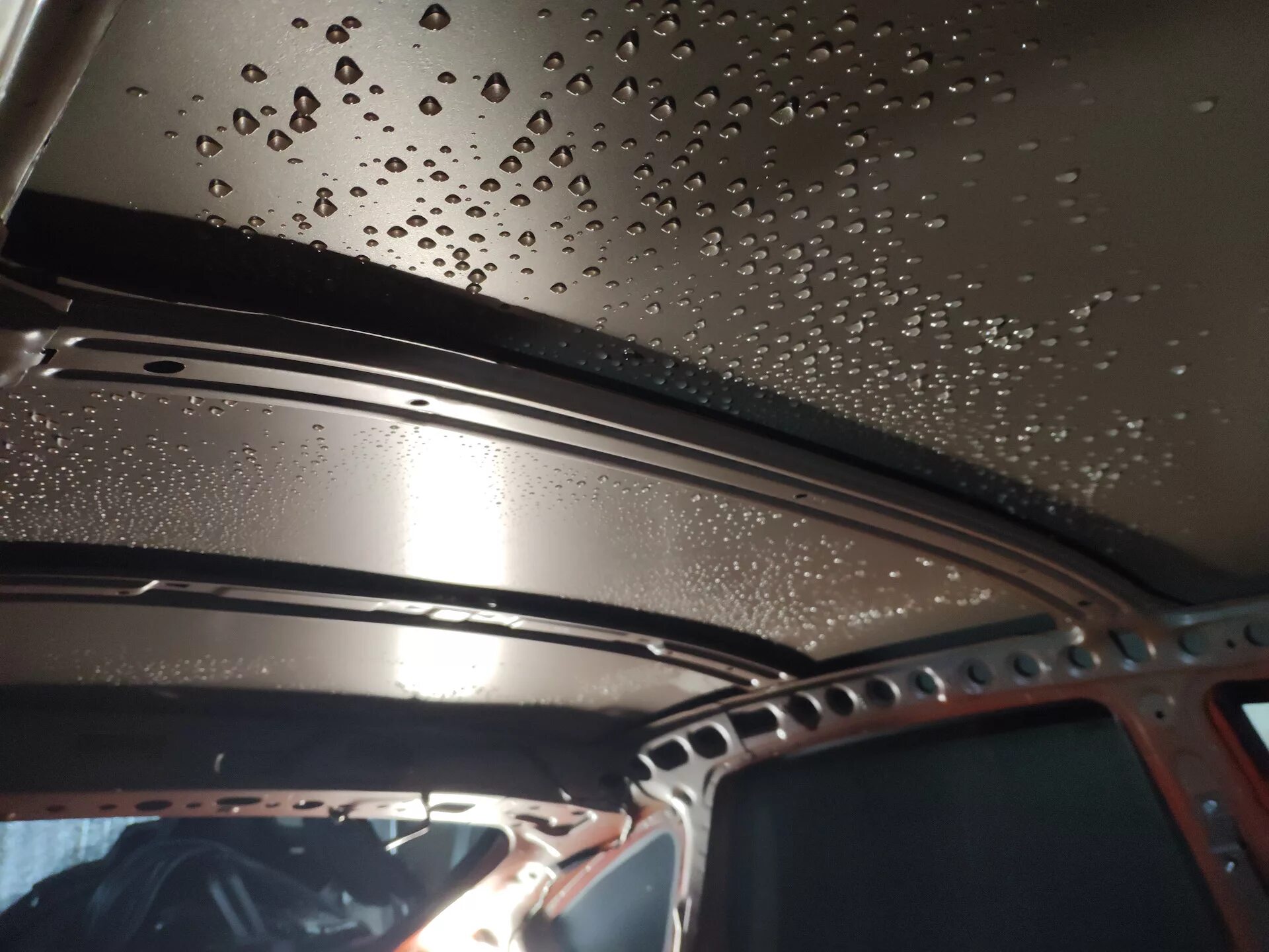 Конденсат в духовом. Вода под ковриком водителя geely emgrand. Избавление конденсата багажника. F10 вентиляционный канал багажника. Конденсат в духовом.