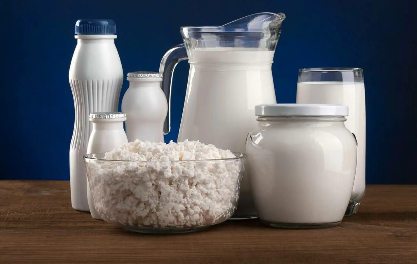 Молочные и кисломолочные. Молочная продукция. молочный продукт. кисломолочная продукция. молочные и кисломолочные продукты.