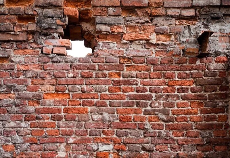 Ломает стену. Пробить каменную стену. Разрушенная кирпичная стена. Кирпичная стена. Пробитая стена.