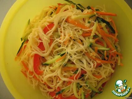 Салат из фунчозы с огурцом и перцем
