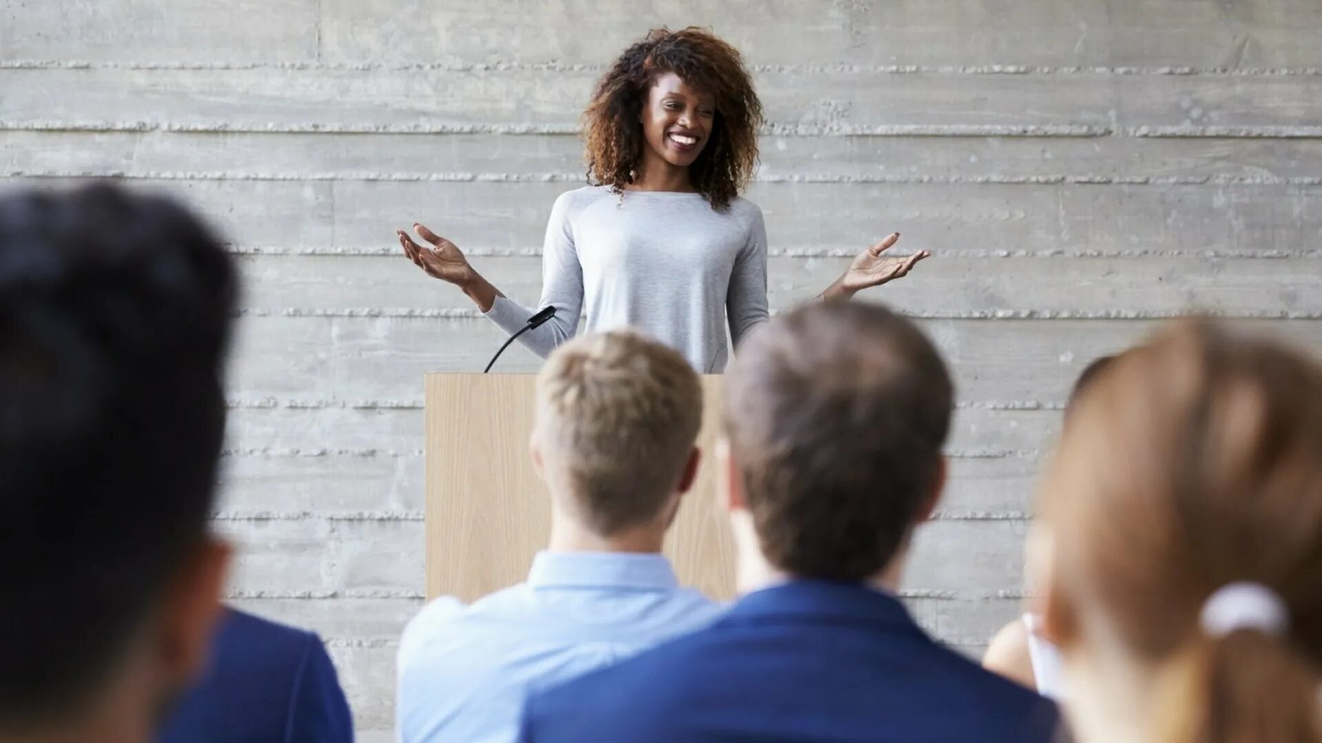 Speak how. Оратор шутит. speaking. public speaking in english. personal benefits of public speaking.