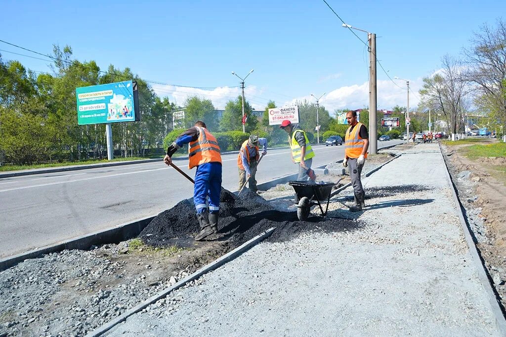 Где идет ремонт дороги. Дорога в находку реконструкция. Ремонт дорог находка. Дорожник идет по дороге. В ЮАР ремонтируют дороги.