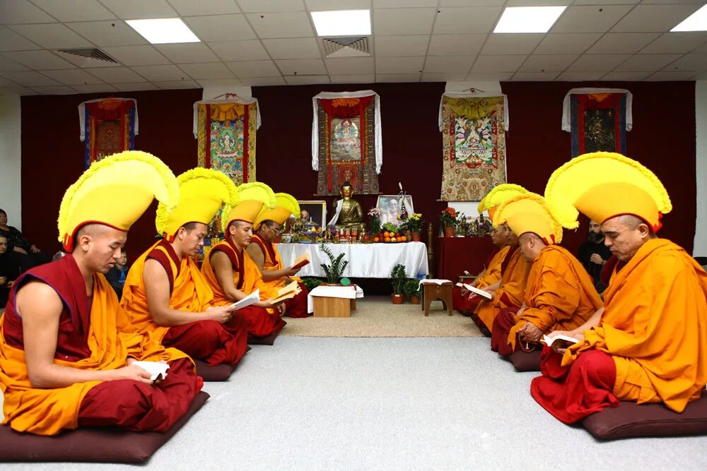 Большая часть исповедует буддизм. Тибетский буддизм ламаизм. Гелугпа в буддизме. Ламаизм храм Тибет. Гелугпа Тибет.