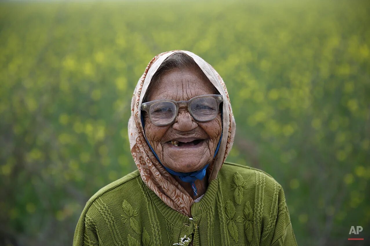 Синди джозеф. Латинские бабушки. Латиноамериканские бабушки. Латинская бабушка. Старуха улыбается.
