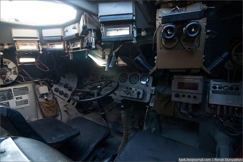 Обзор изнутри. Снегоболотоход гусеничный узгт-701. Volvo fh 2021 кабина. Вагоны купе ржд 2021. Т 34-85 внутри танка.