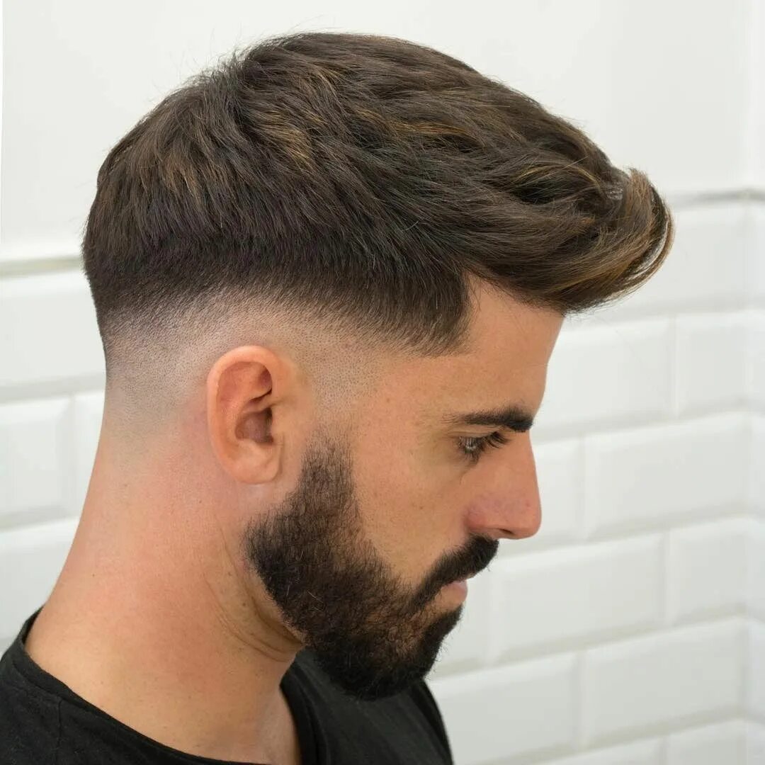 Low taper fade. Мужская стрижка фейд Fade. Дроп фейд прическа. Кроп фейд 2021. 2020 Кроп фейд.