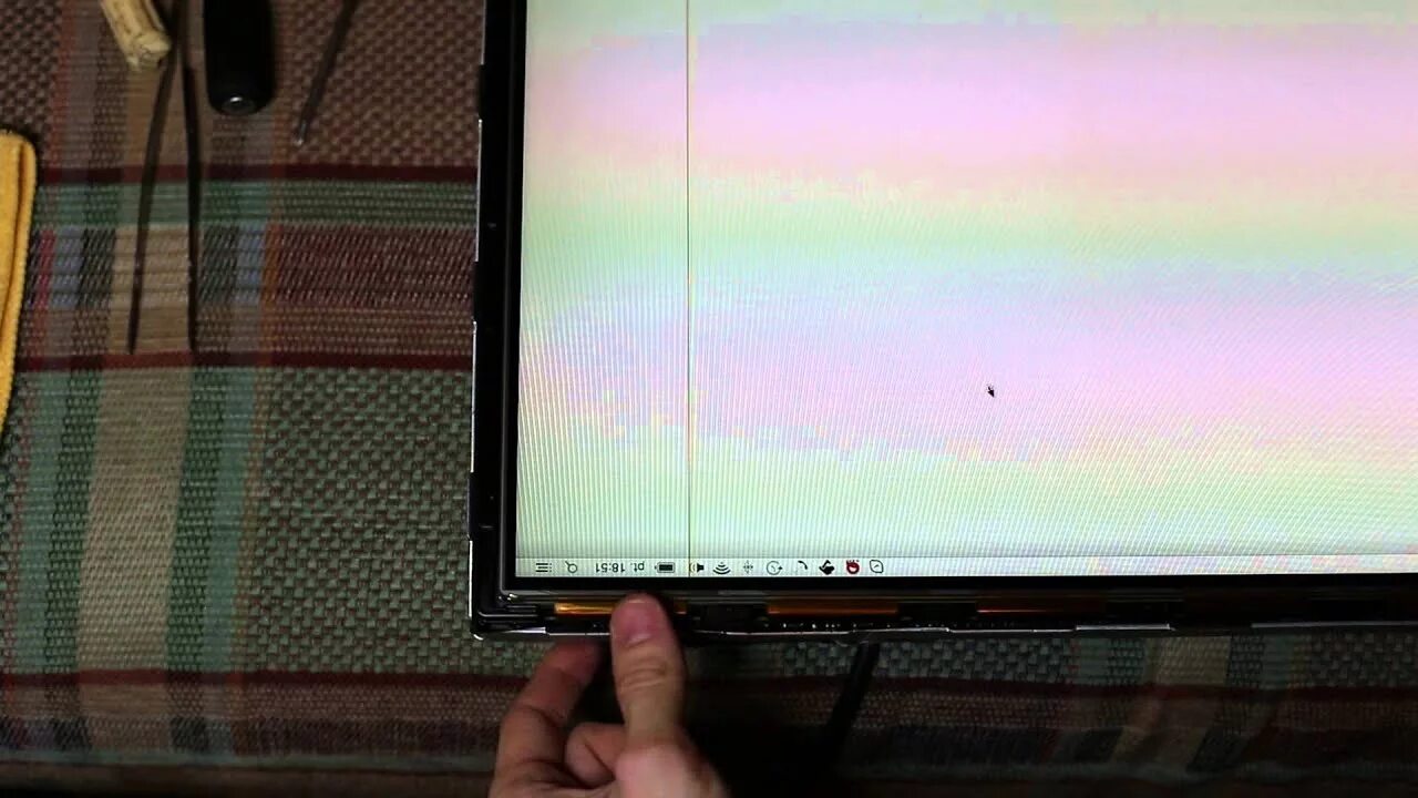 Как убрать полосы на мониторе. Вертикальные полосы на tft мониторе. белые полосы на мониторе ноутбука. розовые полосы на мониторе. вертикальные зеленые полосы на экране телевизора.