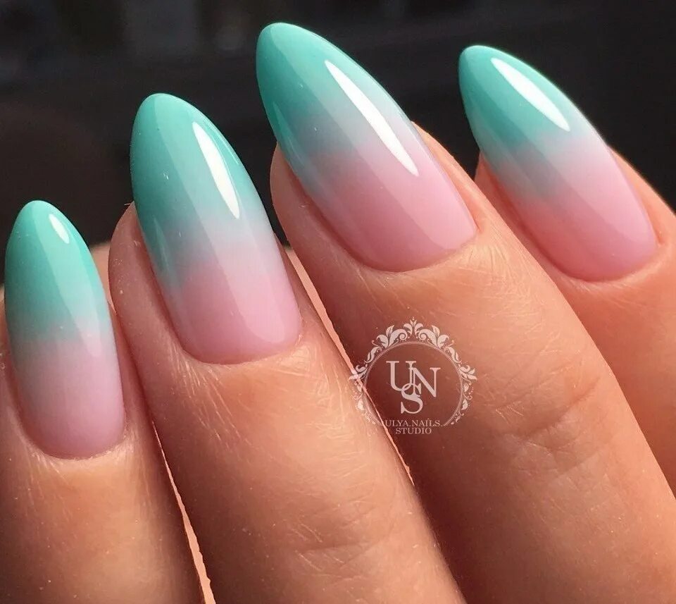 красивое омбре на ногтях миндалевидной формы. ногти миндаль омбре градиент. градиент на миндалевидных ногтях 2022. дизайн ногтей миндаль градиент. френч градиент миндаль.