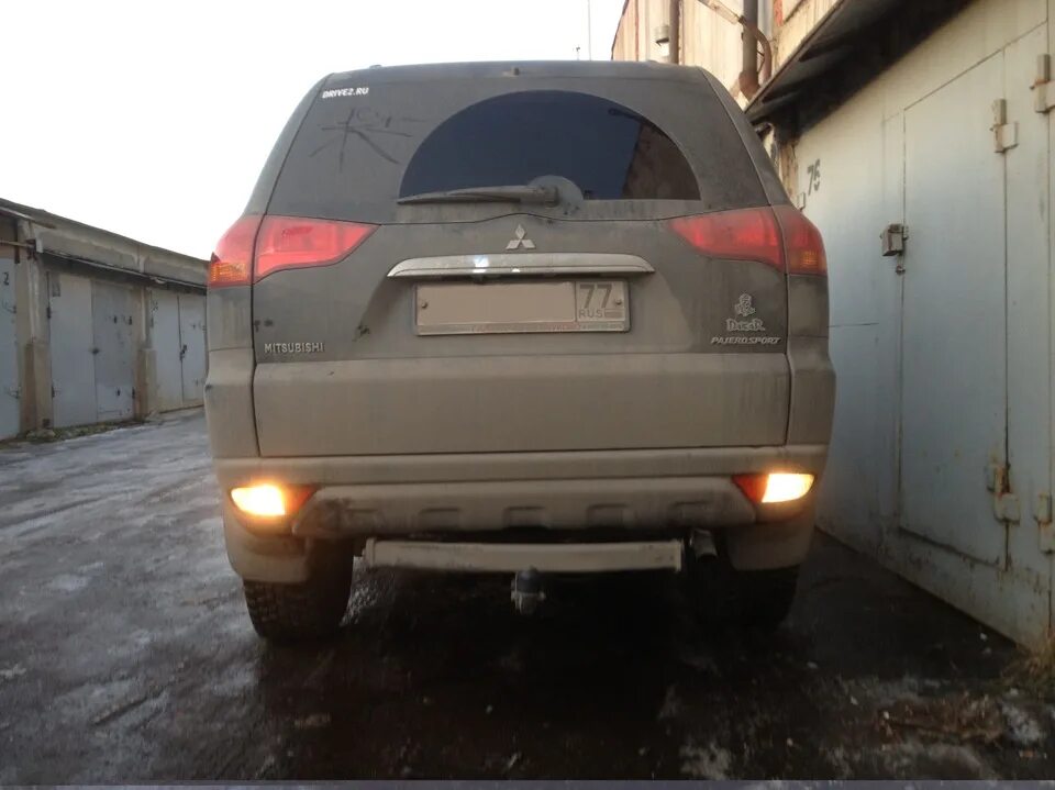 Паджеро спорт лампочки заднего хода 2009. Патрон фонаря заднего хода pajero sport 2011. Фонарь заднего хода паджеро 4. Mitsubishi pajero sport сзади. Задний ход паджеро спорт.