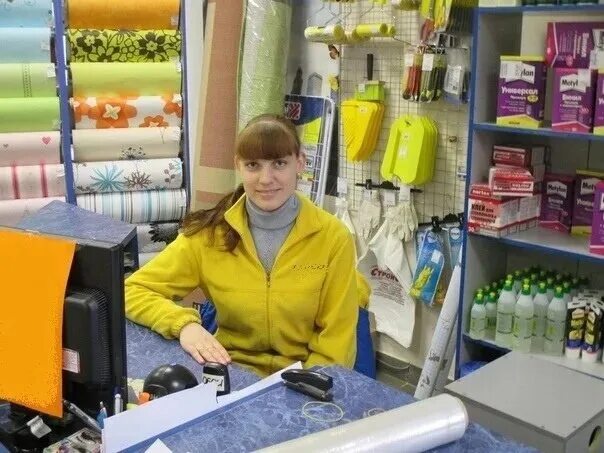 Продавец хозтоваров. Продавец в магазин строительных материалов. продавец в хозяйственный магазин. продавец в строительном магазине.