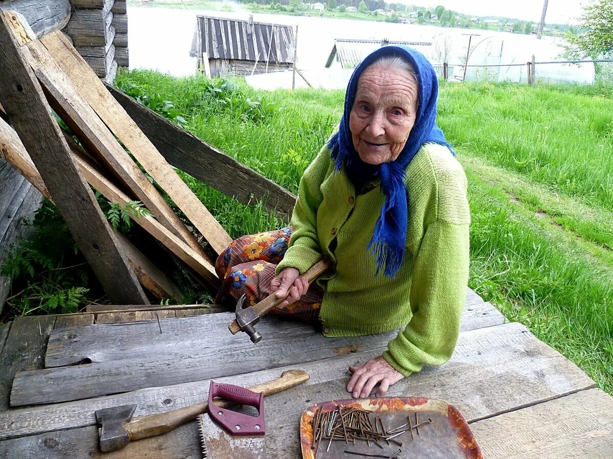 Бабки в деревне. Старушка в деревне. Старуха в деревне. Деревенская бабушка. Бабушка что будет делать