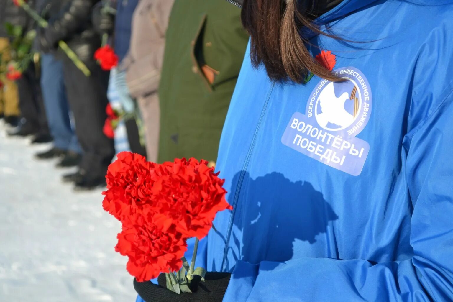 Волонтеры цветы. День неизвестного солдата волонтеры Победы. Возложение волонтеры Победы. Волонтеры Победы Лангепас. Уроки памяти волонтеры Победы.