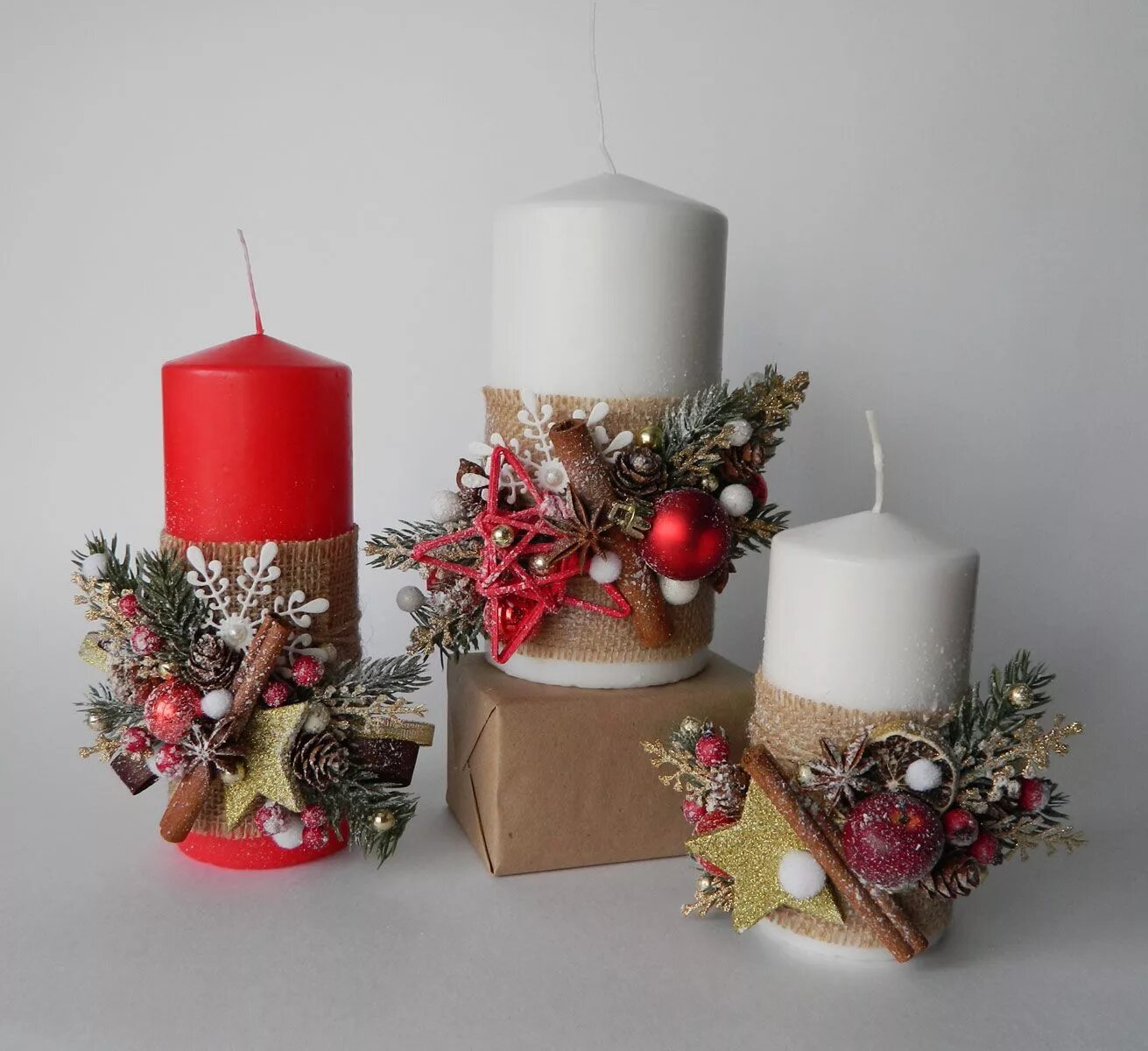 Подсвечник на новый год. Новогодний подсвечник из шишек. Новогодние свечи своими руками. Как сделать новогоднюю свечку. Декор из свечей к новому году.