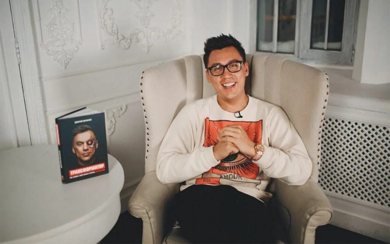 Дмитрий портнягин трансформатор. Молодой блоггер бизнесмен. Блоггер бизнесмен мужчины. Бизнесмен блогер стройматериалами торгует. Бизнесмен блогер.