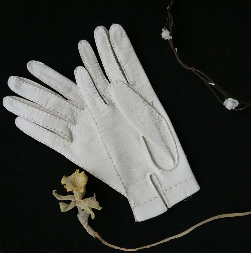 Лайковые перчатки купить. Лайковые перчатки. Лайковые перчатки женские. Винтажные кожаные перчатки. Белые кожаные перчатки женские.