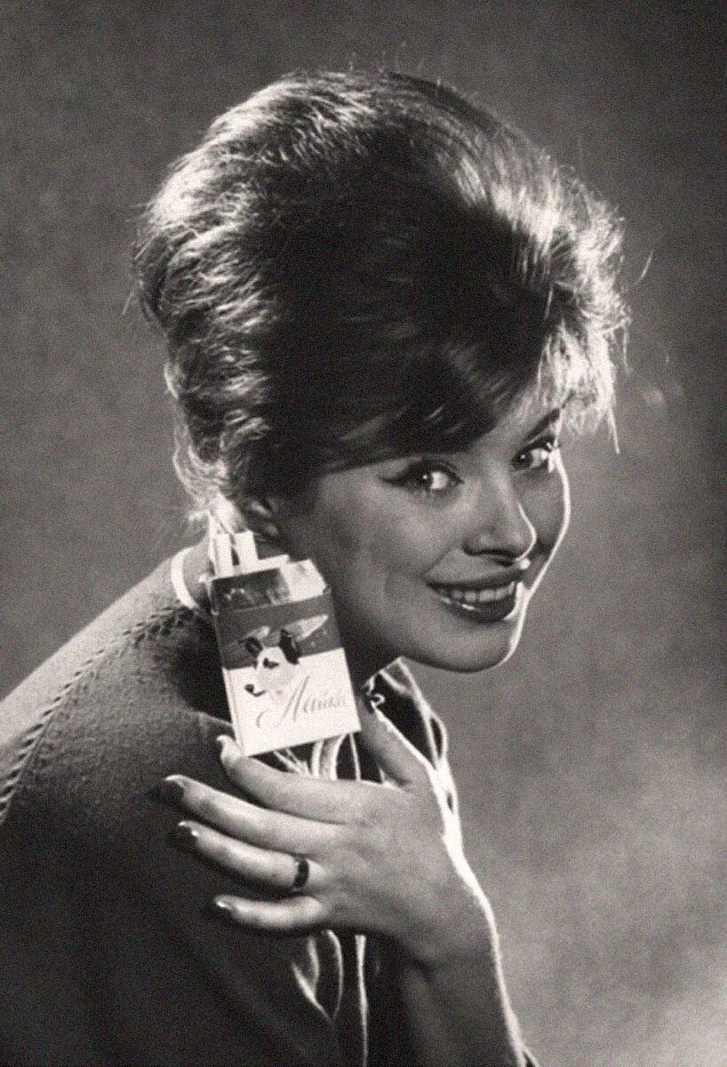 женщина с телефонной трубкой. москвич 408 1964. постеры советских автомобилей. реклама 1960. советское ретро.