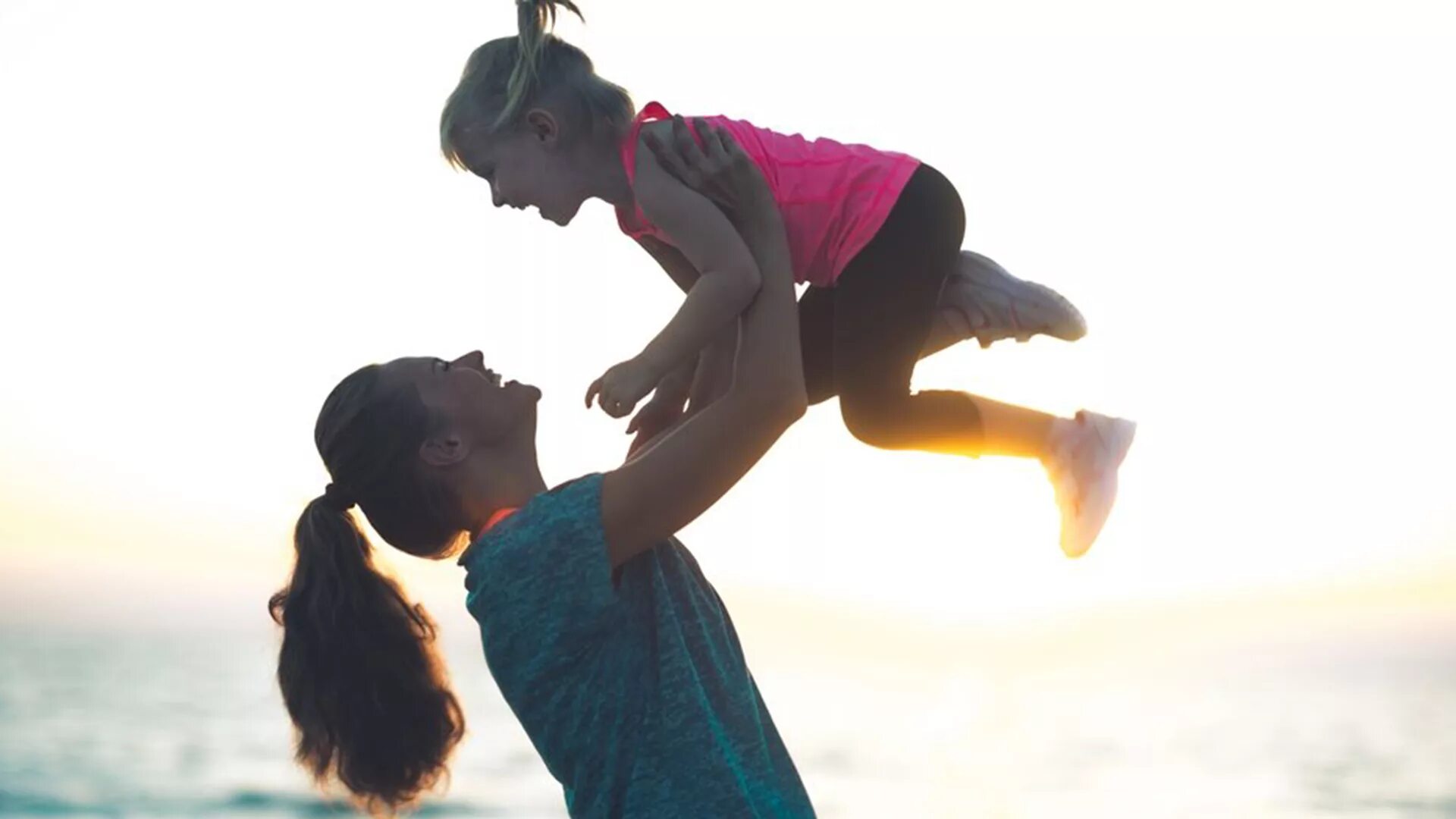 объятия подруг. подростки расстаются. счастливые влюбленные. счастливые люди виктория. English poems.