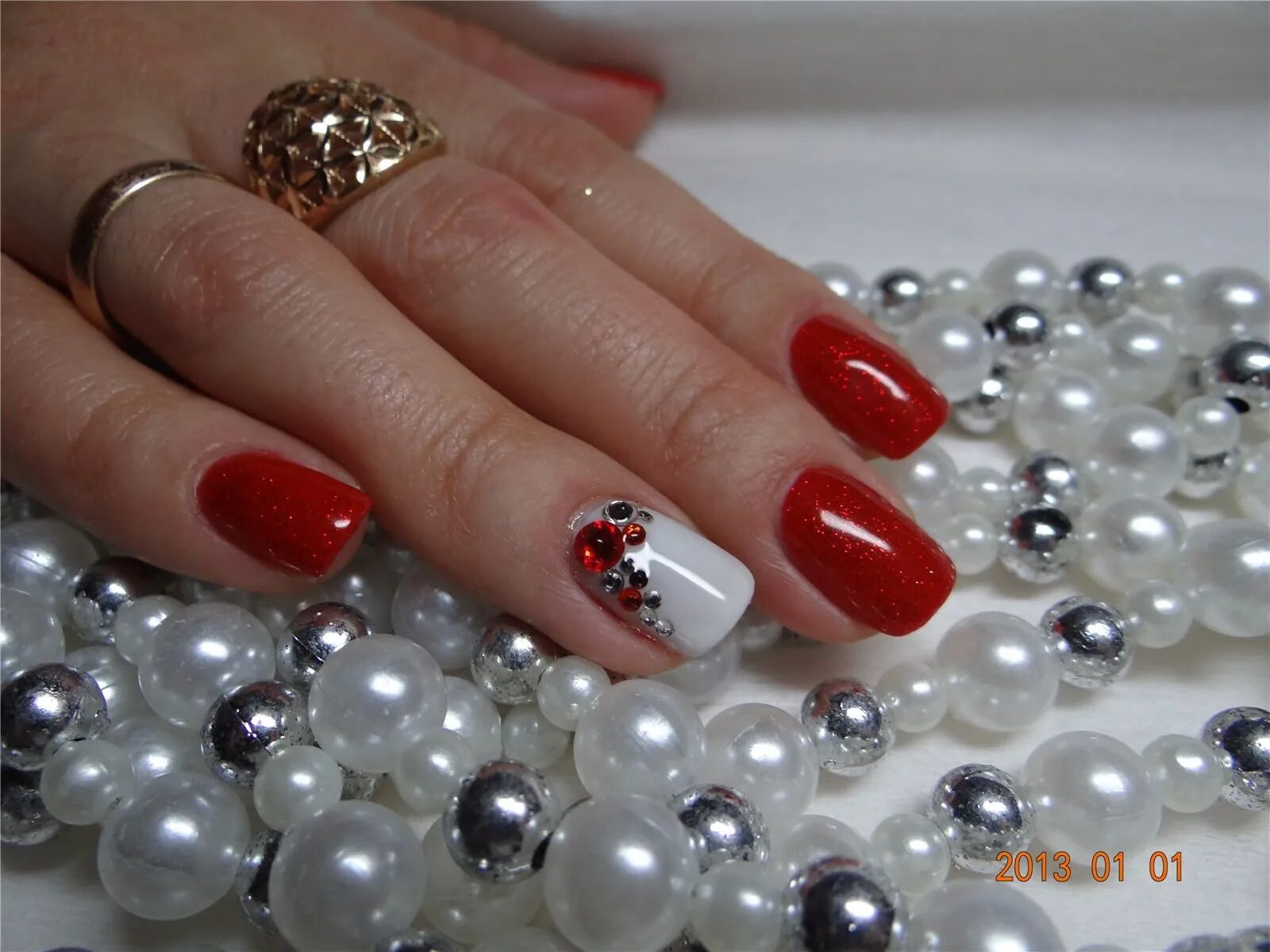 Маникюр со стразами. Маникюр на короткие. Красивые короткие ногти. Шикарные ногти. Гель лак белый.