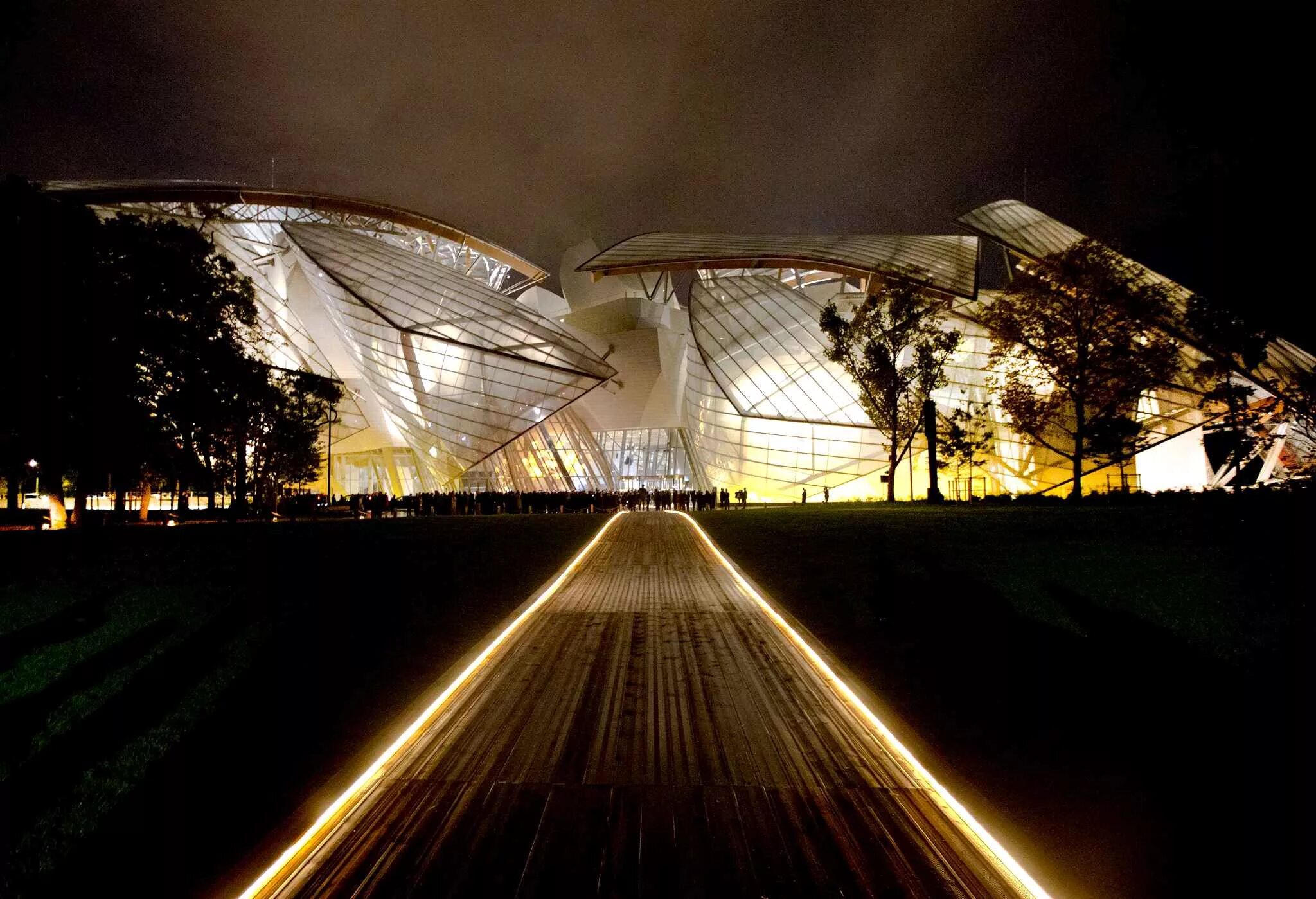 Фонд фрэнка. Фрэнк Гери Луи Виттон Париж. Музей Fondation Louis Vuitton. Музей Луи Виттон Фрэнк Гери. Здание фонда Луи Виттона.