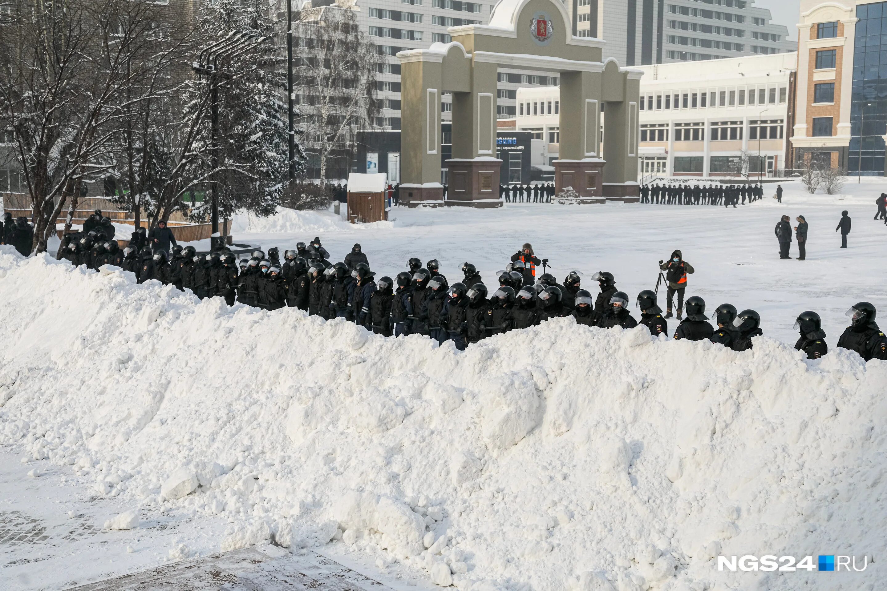 Красноярск митинг 31 января. Красноярск митинг Навальный 31 января. Протесты в Красноярске. Снежные баррикады. Митинг в красноярске