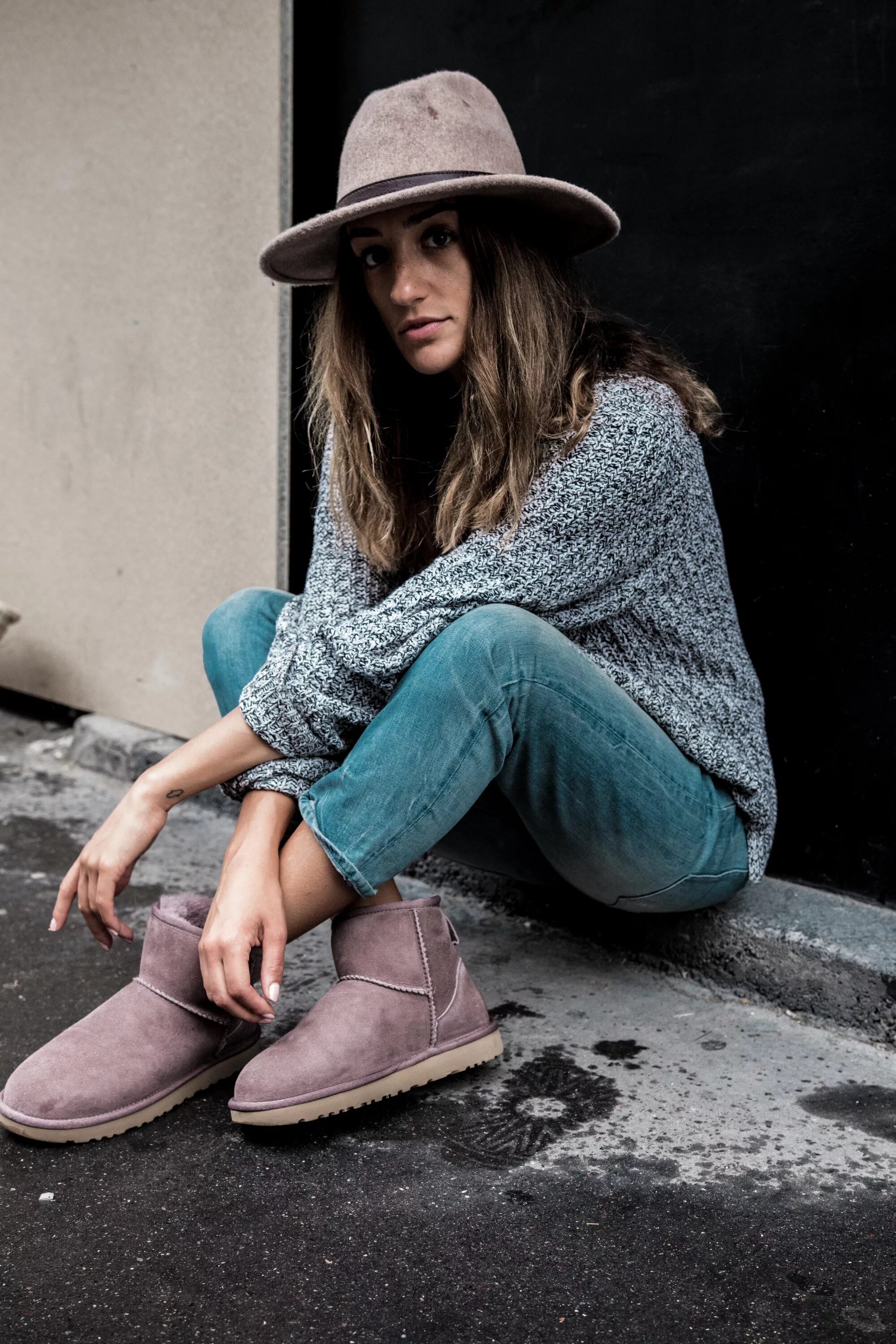 угги с широкими джинсами. джинсы и угги. угги с брюками. джинсы под короткие угги. широкие штаны с уггами.