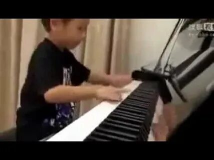Мальчик виртуоз на гитаре