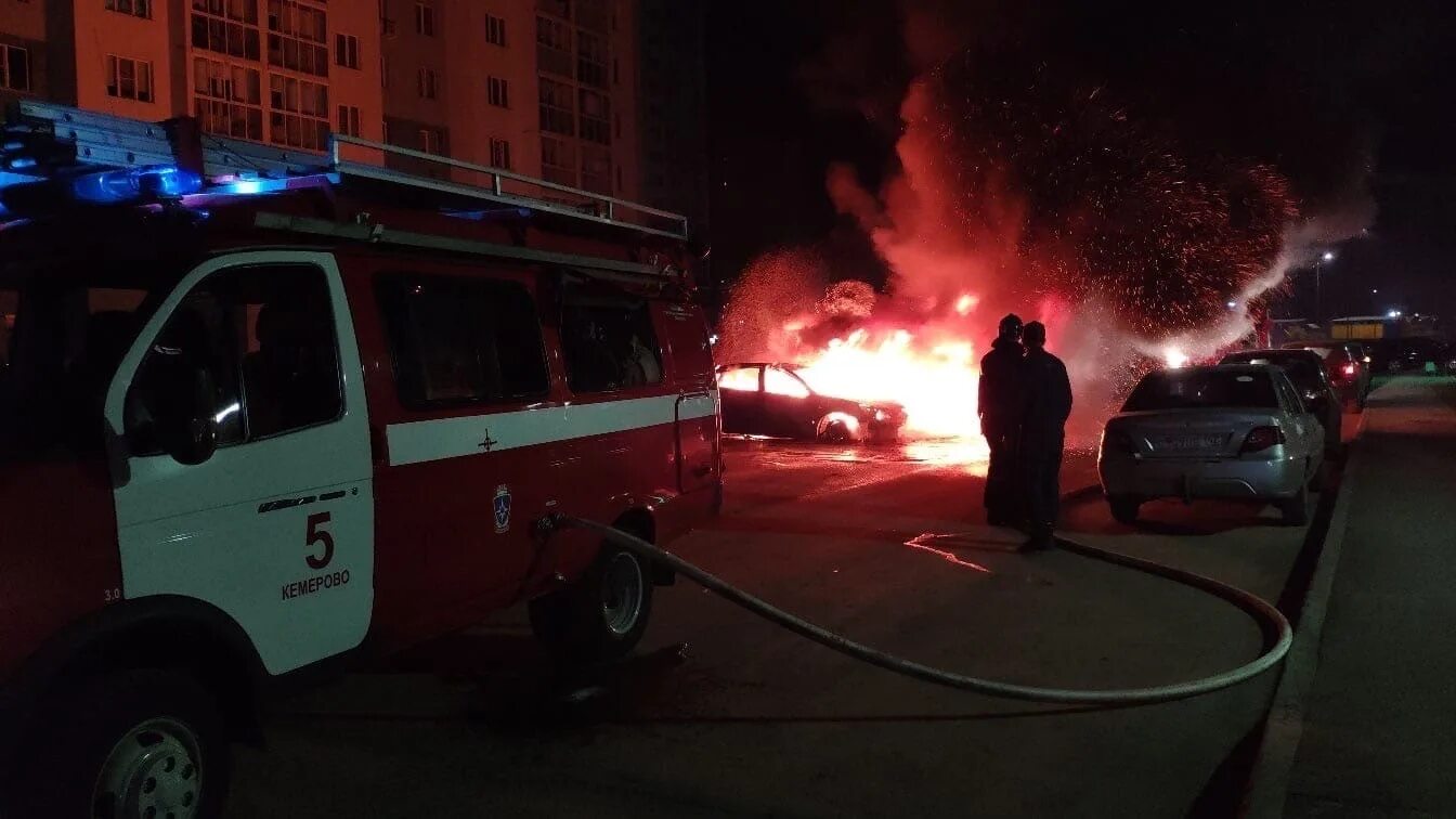 Пожарная машина. Пожарная машина ночью. Ночь пожар автомобили. Пожарный автомобиль ночью.