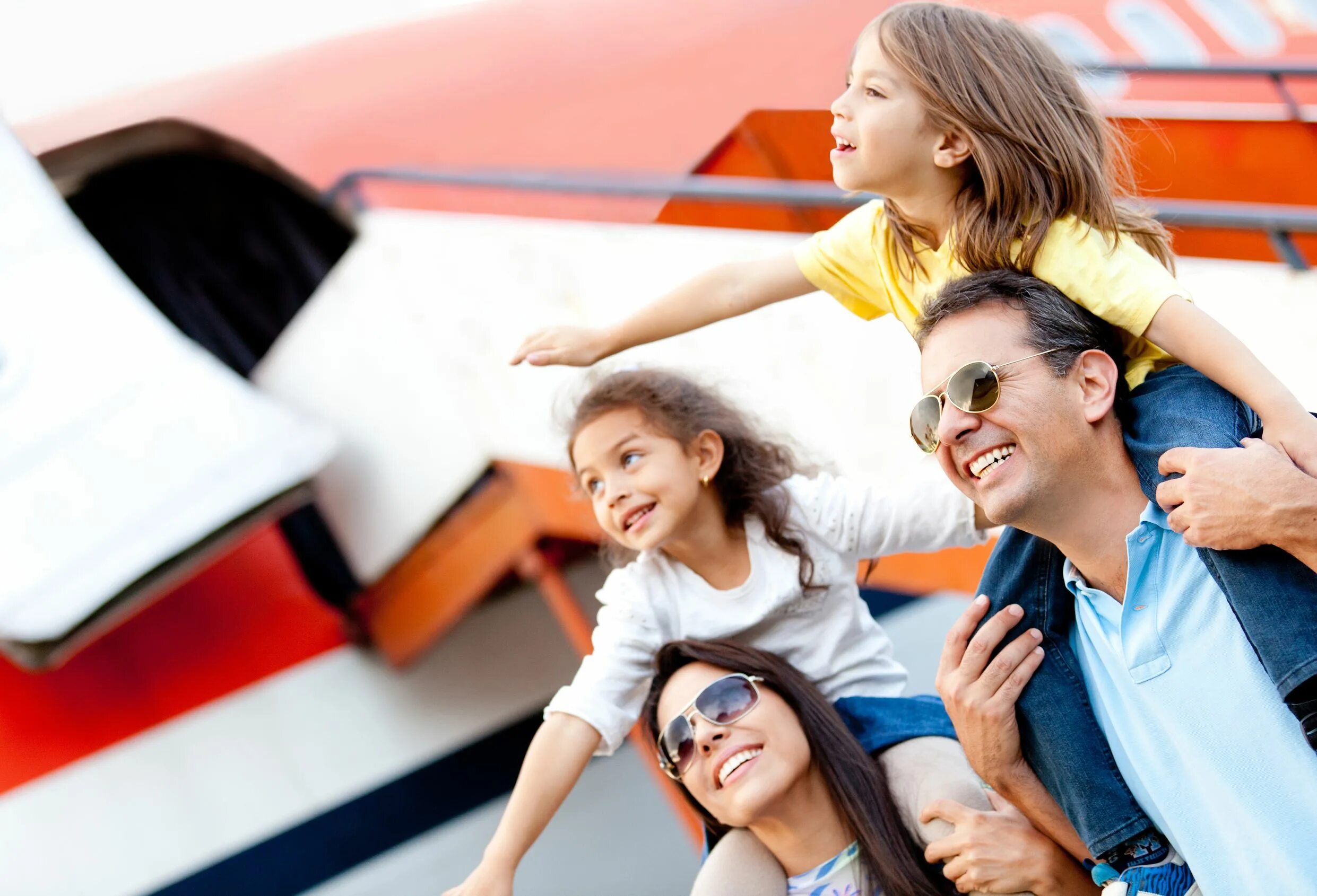 Счастливая семья в автомобиле. Family car summer. M travel family. M travel family. Путешествие с семьей.