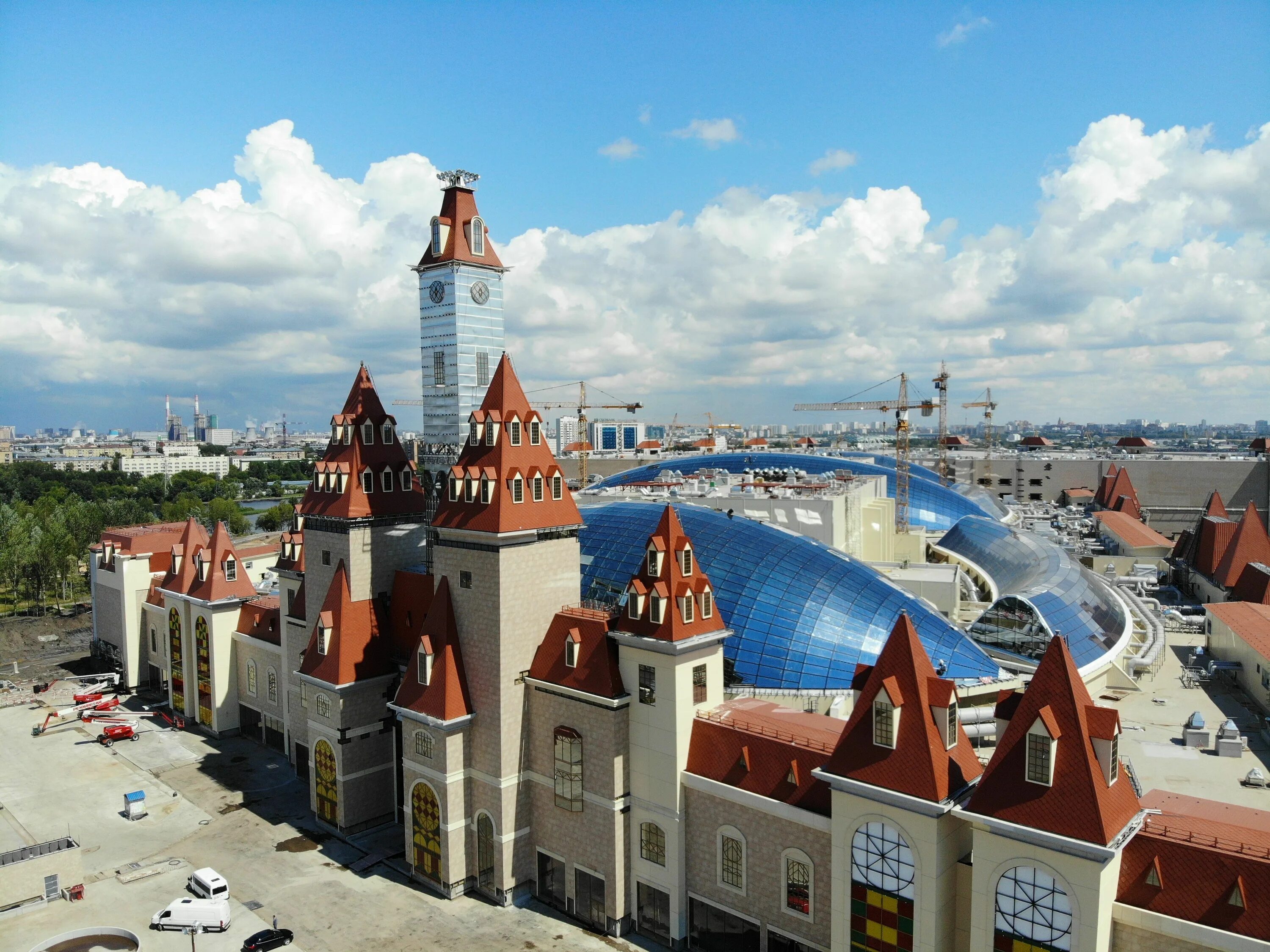 Парк аттракционов в Москве остров мечты. Диснейленд в Москве остров мечты. Город аттракционов в Москве остров мечты.